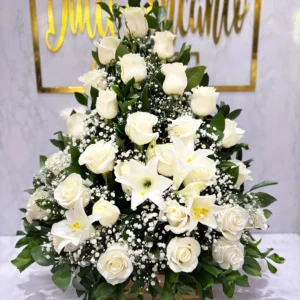 Arreglo funebre en rosas blancas y lirios