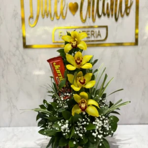 Arreglo floral con orquideas y chocolatina