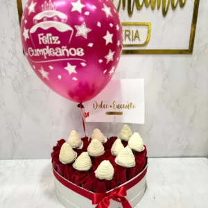 Caja corazon, y fresas con chocolate y globo con helio