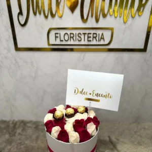 Cilindro con rosas y fresas con chocolate