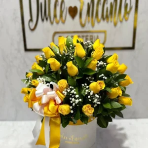 Cilindro con rosas amarillas