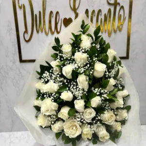 Arreglo floral en rosas blancas