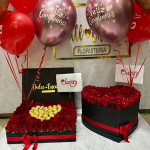 Cajas con rosas, chocolates Ferrero Rocher y globos con helio
