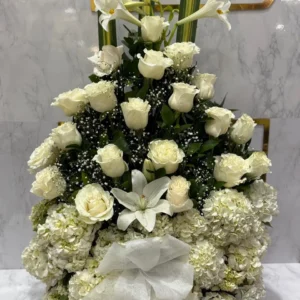 Arreglo funebre con rosas blancas y hortensias blancas