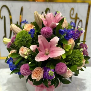 Caja pequeña con flores surtidas