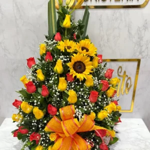 Arreglo floral en rosas surtidas y girasoles