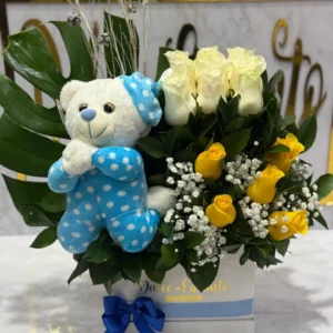 Caja con rosas y peluche