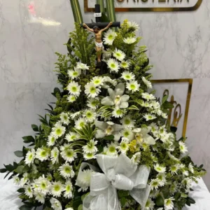 Arreglo funebre en margaritas y orquideas con cristo