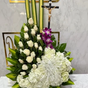 Arreglo funebre en rosas, hortensias, orquideas y cristo