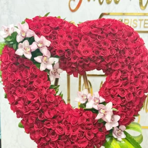 Corona Corazon en rosas rojas y orquideas