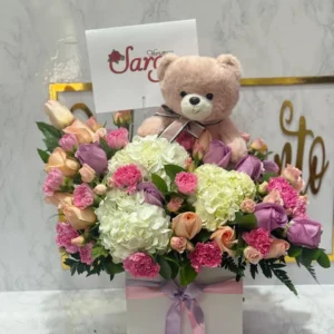 Caja con flores surtidas y peluche