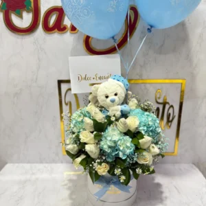 Cilindro en rosas, hortensias, fresas con chocolate y globos con helio